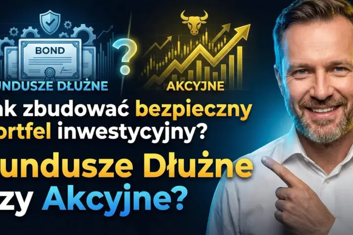 Mężczyzna wskazuje na grafikę porównującą fundusze dłużne i akcyjne. Czy warto inwestować w obligacje?