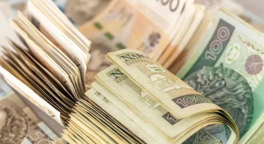 Stosy polskich banknotów, 100, 200 i 500 złotych, pokazują, że cash is back.