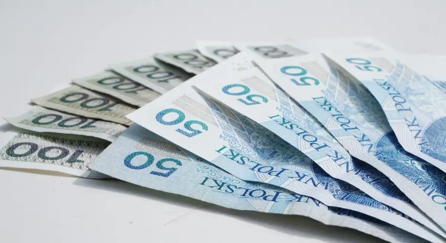 Złożone banknoty 50 i 100 zł. Zastanawiasz się, jak zwrócić groupon? Może te pieniądze pomogą w rozwiązaniu problemu.