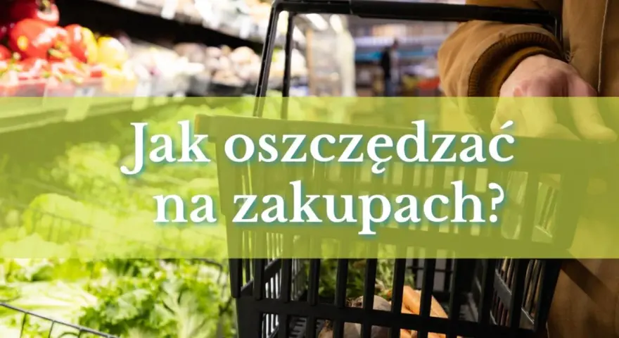 Ręka trzymająca koszyk na zakupy, na którym widnieje napis "Jak oszczędzać na zakupach?".
