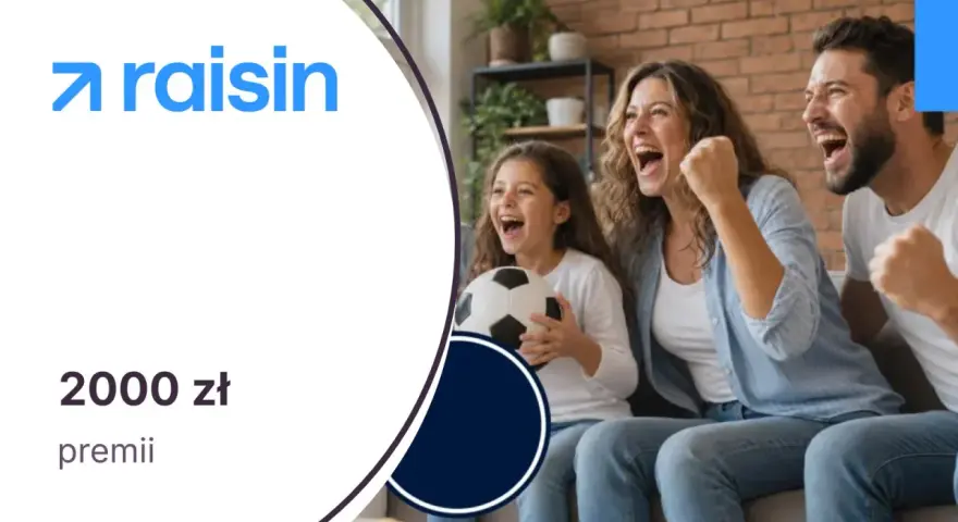 Rodzina kibicuje, trzymając piłkę. Logo Raisin i informacja o 2000 zł premii sugerują, że to oferta od Raisin bank.