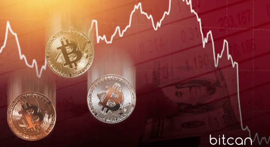 Trzy monety bitcoin spadają na tle wykresu cen i banknotu dolarowego. Granie na spadki bitcoina może być ryzykowne.