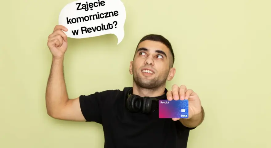 Mężczyzna trzyma kartę Revolut i chmurkę z napisem "Zajęcie komornicze w Revolut?".
