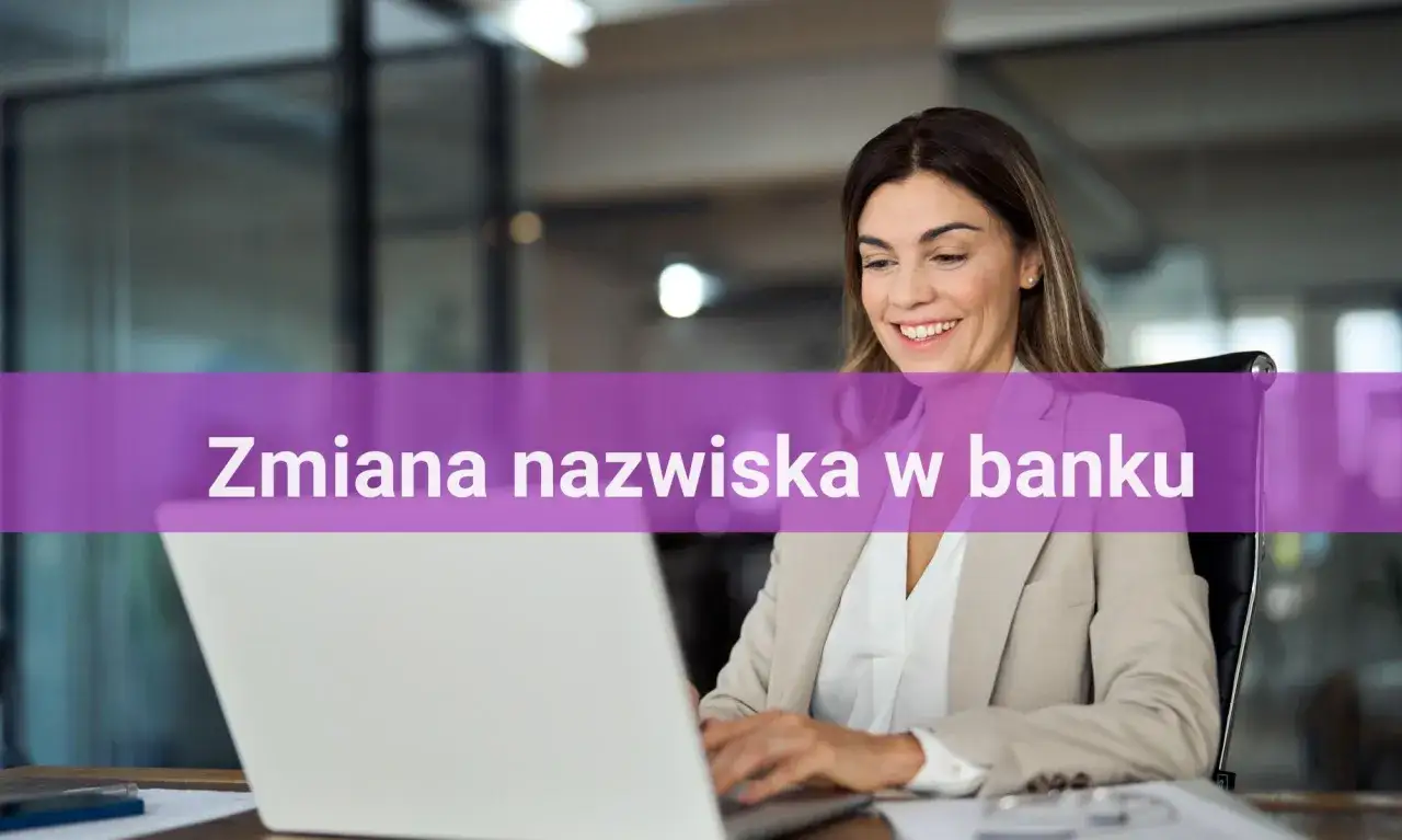 Uśmiechnięta kobieta przy laptopie, załatwia zmianę nazwiska w banku.