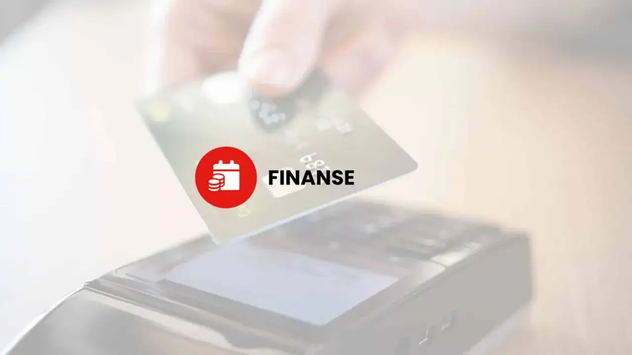 Karta zbliża się do terminala płatniczego. Czy w Żabce można wyplacić pieniadze? Finanse.