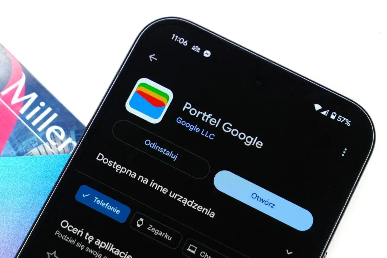 Telefon z aplikacją Portfel Google, cyfrowy ewallet psp, obok karty płatniczej.