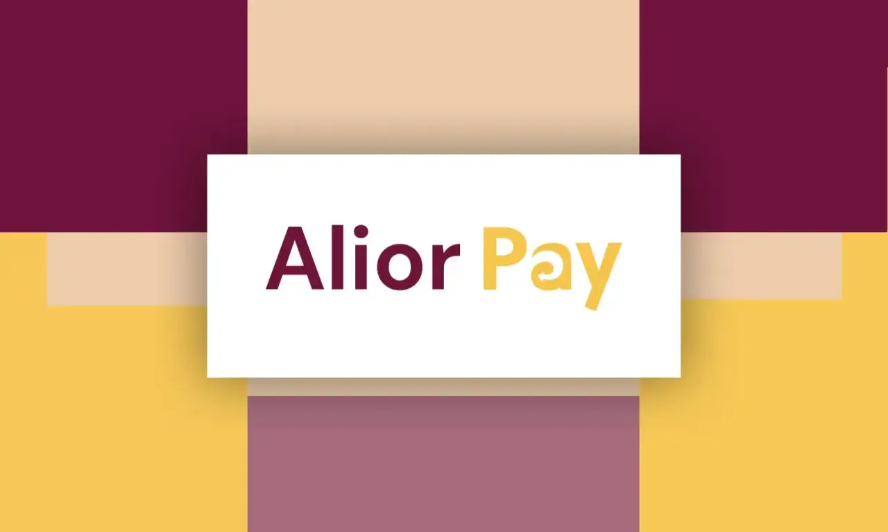Logo Alior Pay na tle geometrycznych kształtów w kolorach bordowym, beżowym i żółtym.
