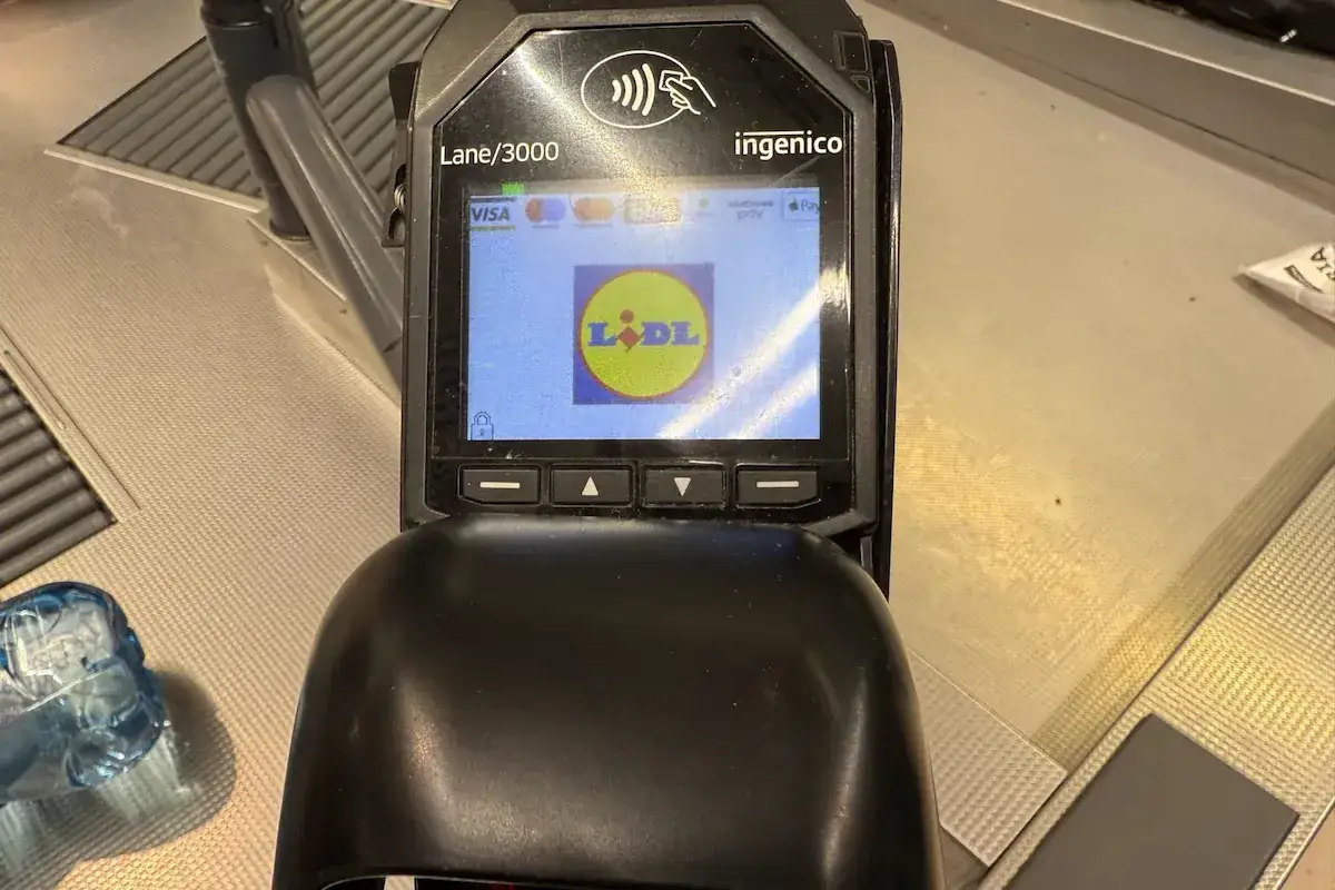 Terminal płatniczy z logo Lidl. Pytanie: czy kartą debetową można płacić w internecie? Tak, często można.