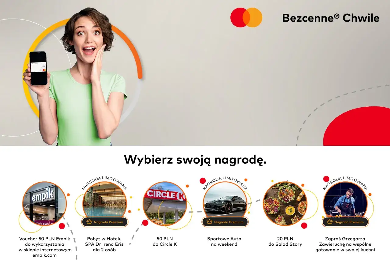 Kobieta z uśmiechem prezentuje telefon z kartą Mastercard, zachęcając do wyboru nagrody w ramach akcji 