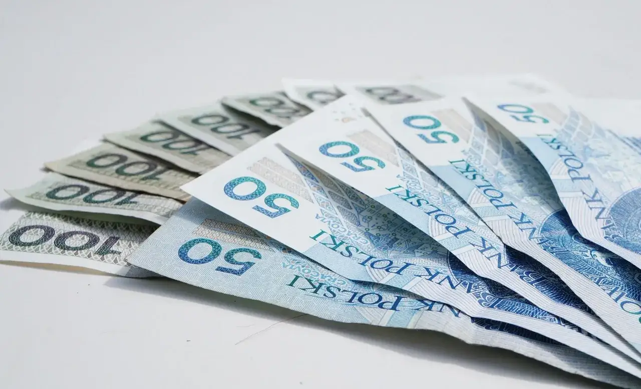 Złożone banknoty 50 i 100 zł. Zastanawiasz się, jak zwr&oacute;cić groupon? Może te pieniądze pomogą w rozwiązaniu problemu.