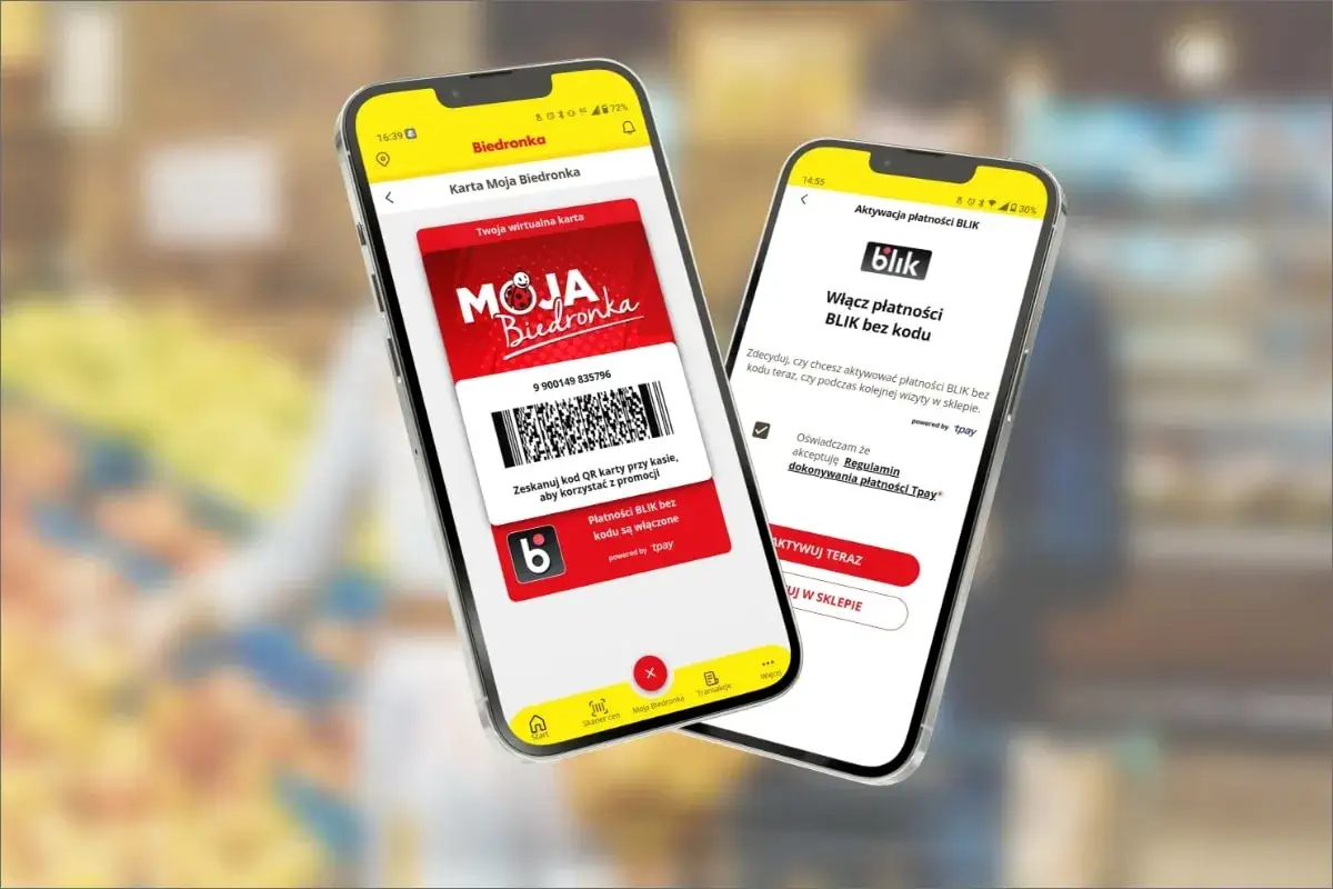 Dwa telefony z aplikacją Biedronka. Na jednym karta Moja Biedronka z kodem QR, na drugim aktywacja płatności BLIK bez kodu.