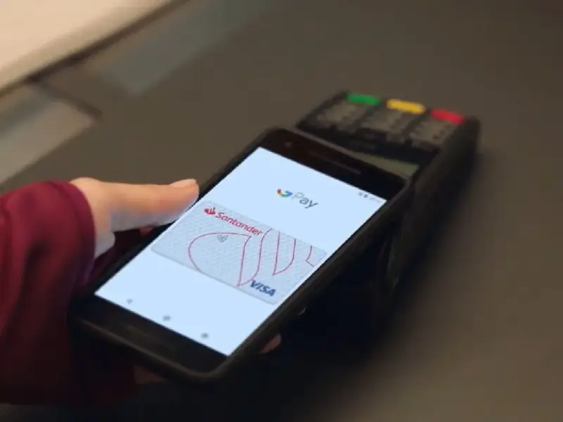 Zbliżenie na telefon z ekranem Google Pay, pokazujące jak działa płatność zbliżeniowa kartą Santander Visa.